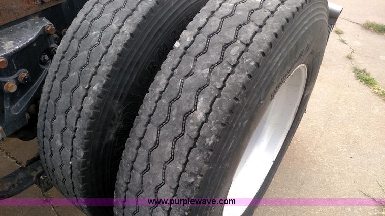 image for item K3237 2009 Peterbilt 386 semi truck