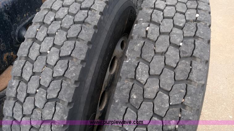 image for item K3237 2009 Peterbilt 386 semi truck