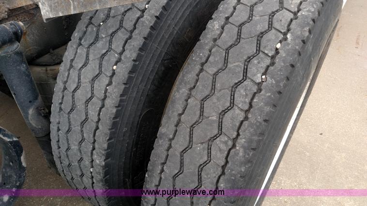 image for item K3237 2009 Peterbilt 386 semi truck