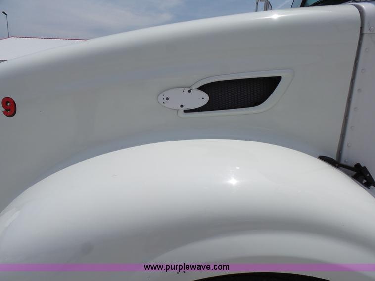 image for item K5386 2007 Peterbilt 386 semi truck