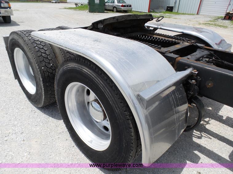 image for item K5386 2007 Peterbilt 386 semi truck