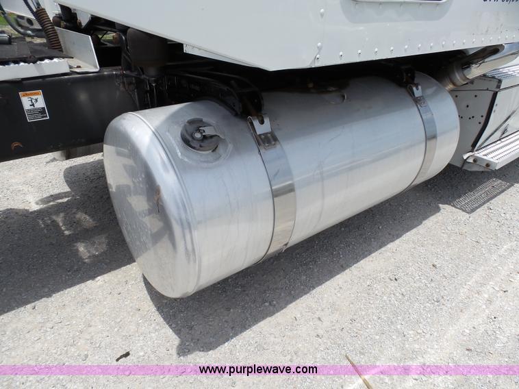 image for item K5386 2007 Peterbilt 386 semi truck