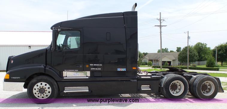 image for item K5387 2003 Volvo VNL semi truck