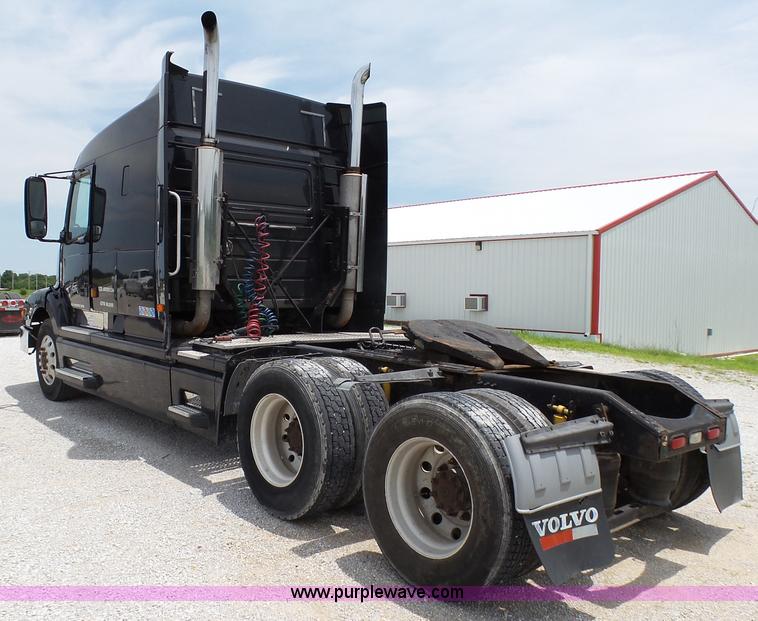 image for item K5387 2003 Volvo VNL semi truck