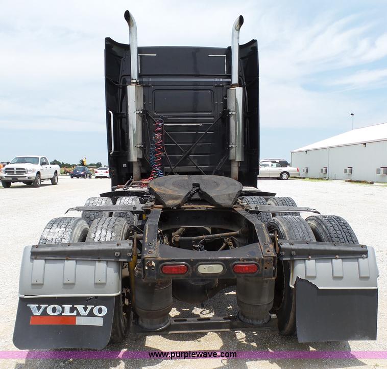 image for item K5387 2003 Volvo VNL semi truck
