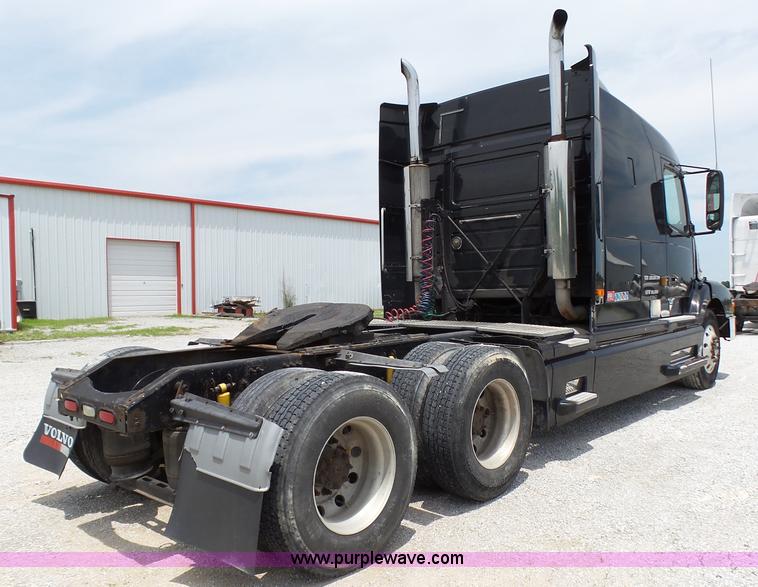 image for item K5387 2003 Volvo VNL semi truck