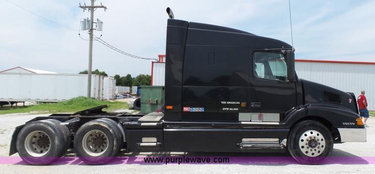 image for item K5387 2003 Volvo VNL semi truck