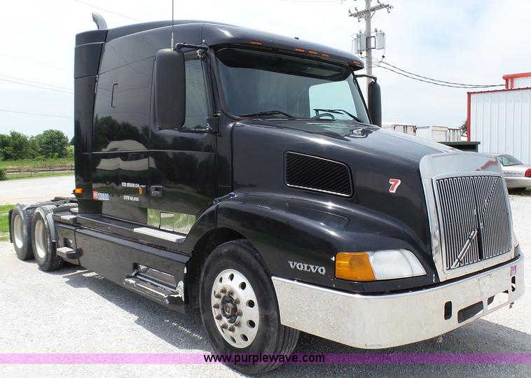 image for item K5387 2003 Volvo VNL semi truck