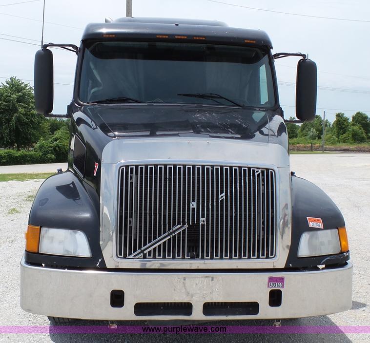 image for item K5387 2003 Volvo VNL semi truck