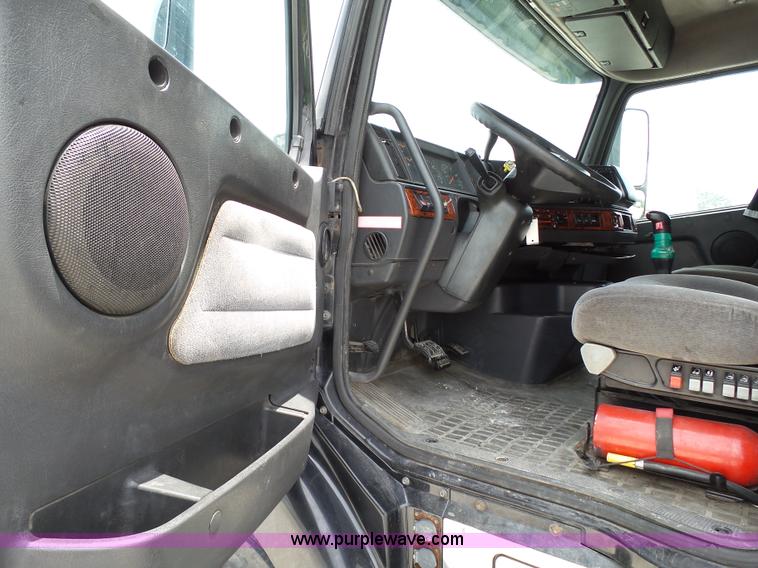 image for item K5387 2003 Volvo VNL semi truck