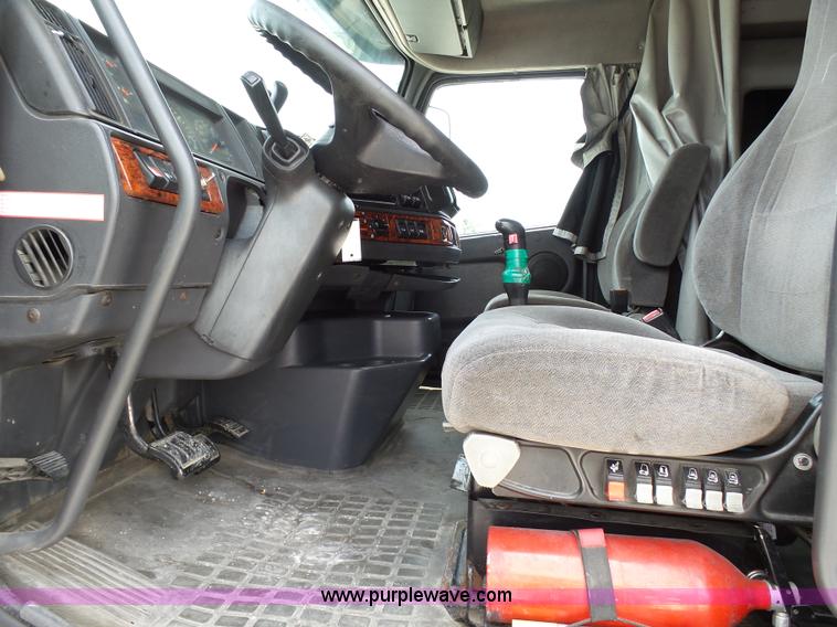 image for item K5387 2003 Volvo VNL semi truck