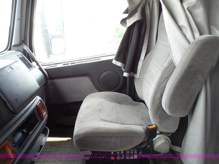 image for item K5387 2003 Volvo VNL semi truck