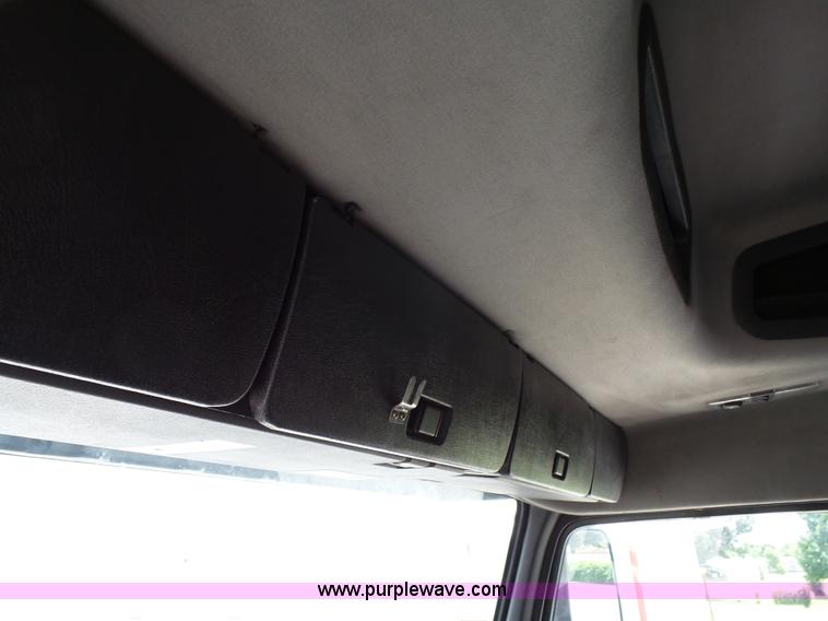 image for item K5387 2003 Volvo VNL semi truck