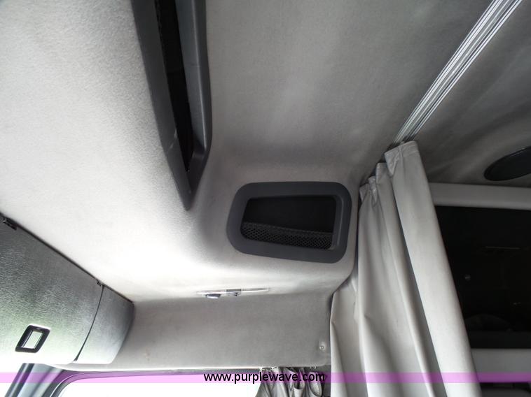 image for item K5387 2003 Volvo VNL semi truck