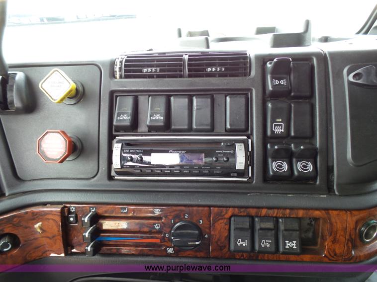 image for item K5387 2003 Volvo VNL semi truck