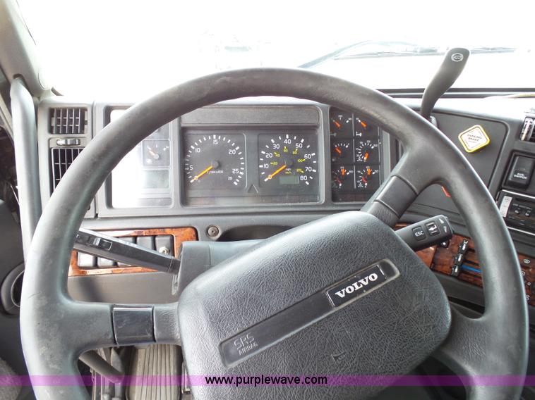 image for item K5387 2003 Volvo VNL semi truck