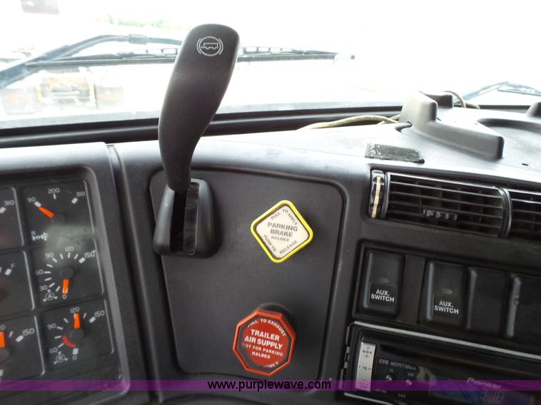 image for item K5387 2003 Volvo VNL semi truck