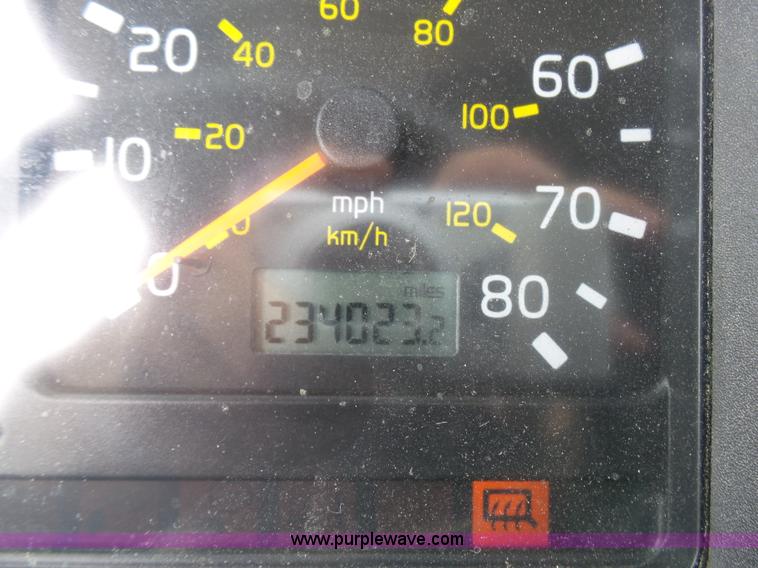 image for item K5387 2003 Volvo VNL semi truck