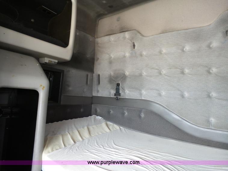 image for item K5387 2003 Volvo VNL semi truck