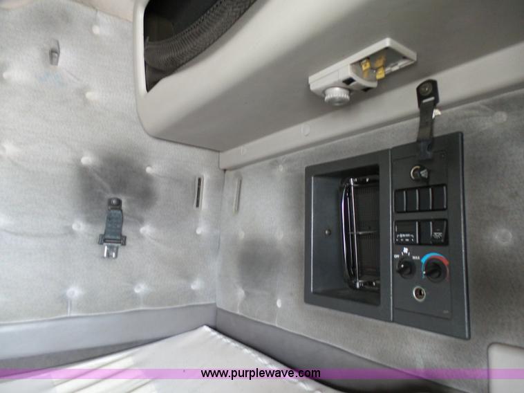 image for item K5387 2003 Volvo VNL semi truck