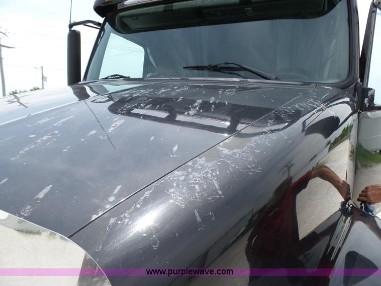 image for item K5387 2003 Volvo VNL semi truck