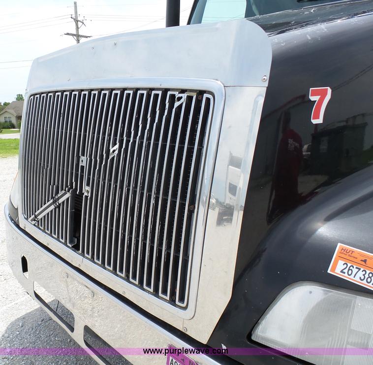 image for item K5387 2003 Volvo VNL semi truck
