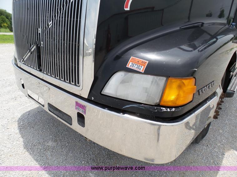 image for item K5387 2003 Volvo VNL semi truck