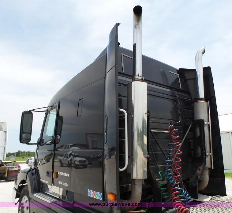 image for item K5387 2003 Volvo VNL semi truck