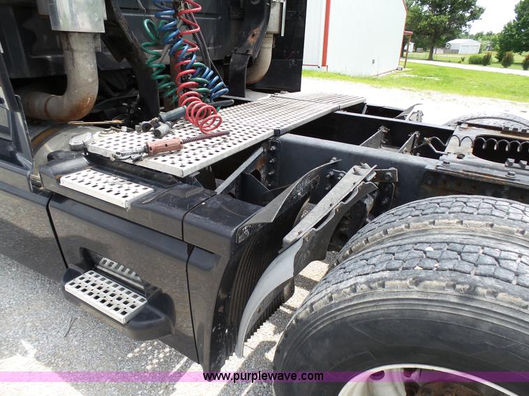 image for item K5387 2003 Volvo VNL semi truck