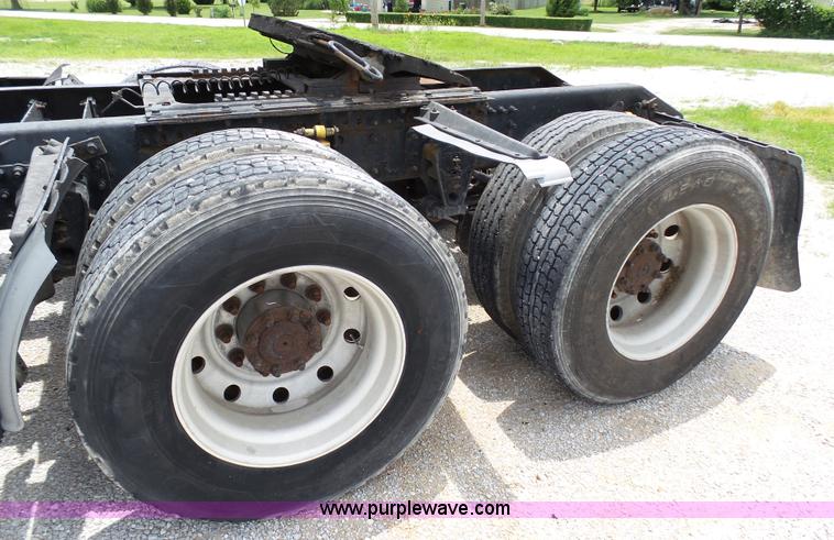 image for item K5387 2003 Volvo VNL semi truck