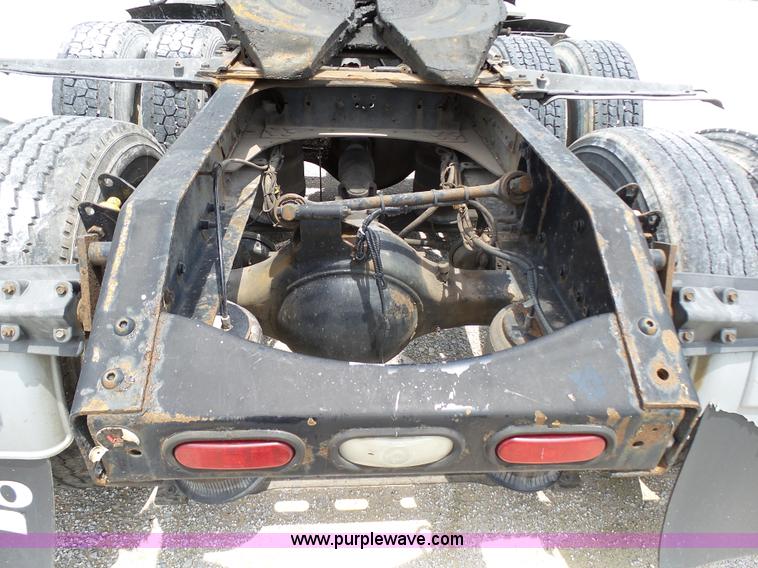 image for item K5387 2003 Volvo VNL semi truck