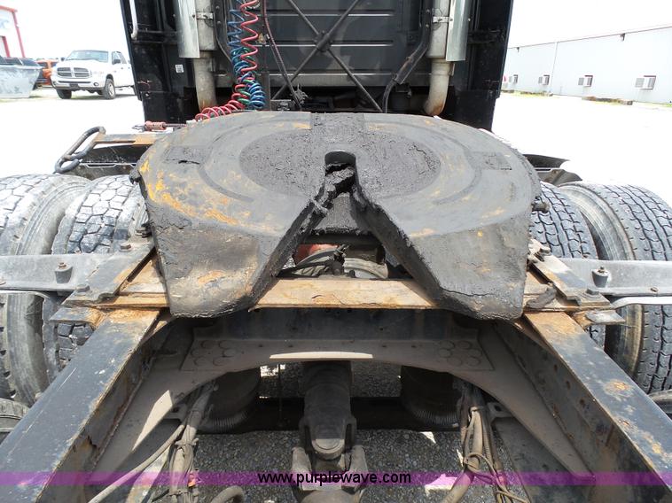 image for item K5387 2003 Volvo VNL semi truck