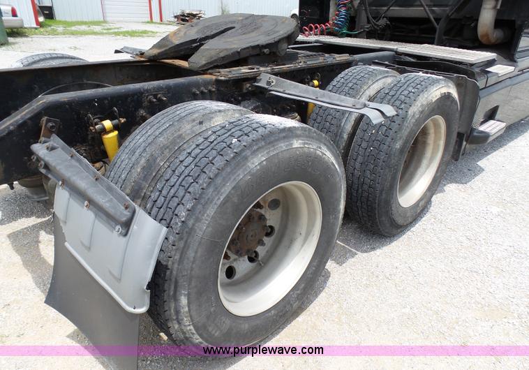 image for item K5387 2003 Volvo VNL semi truck