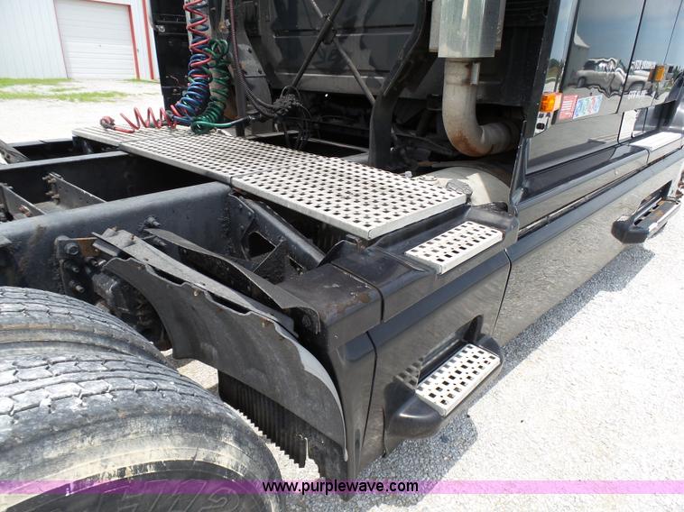 image for item K5387 2003 Volvo VNL semi truck