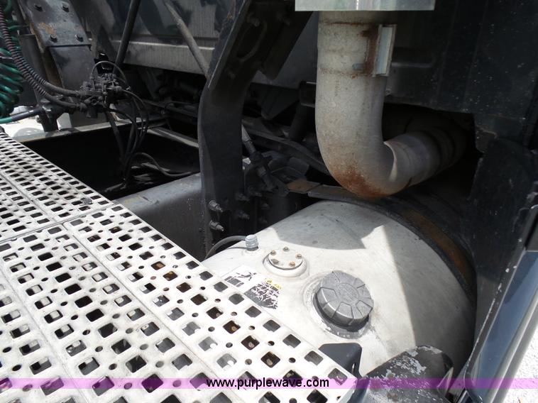 image for item K5387 2003 Volvo VNL semi truck