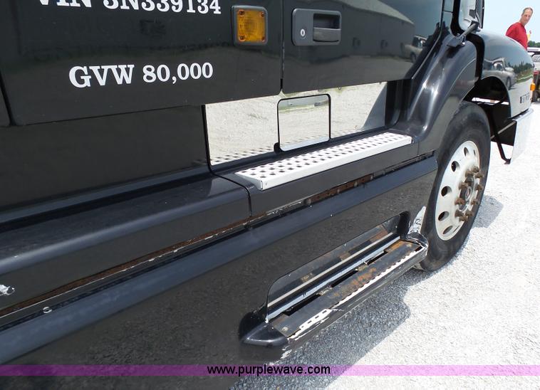 image for item K5387 2003 Volvo VNL semi truck