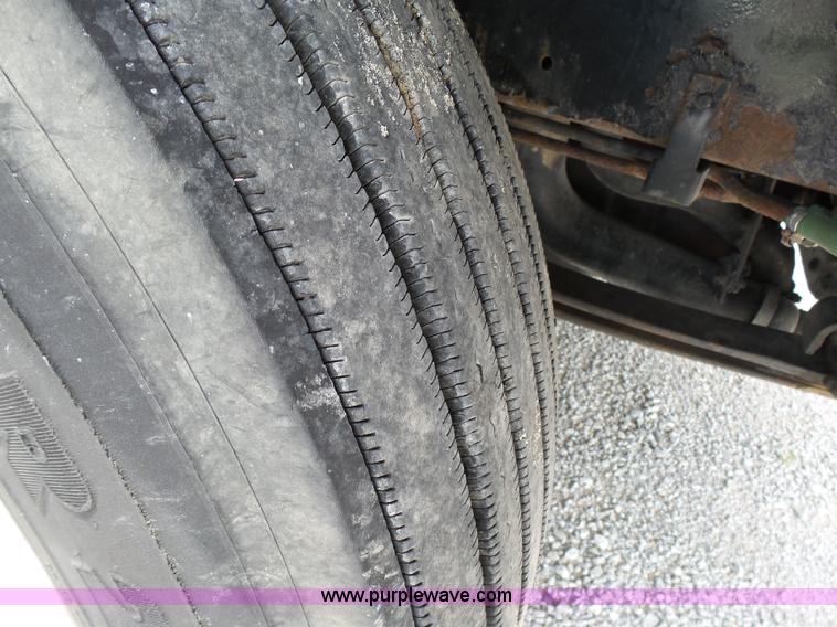 image for item K5387 2003 Volvo VNL semi truck