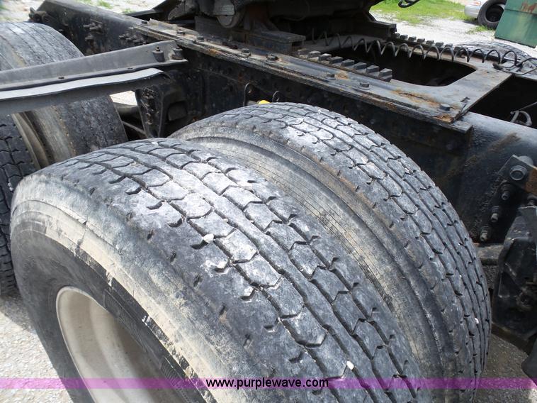 image for item K5387 2003 Volvo VNL semi truck