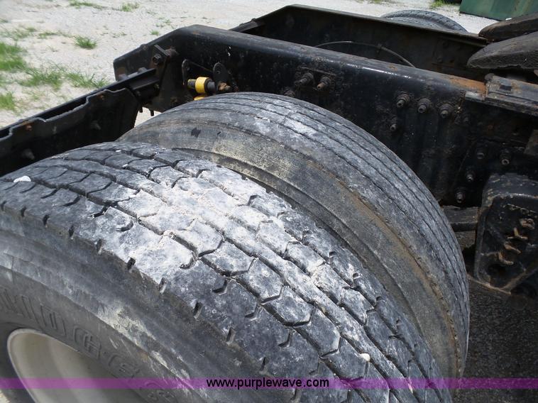 image for item K5387 2003 Volvo VNL semi truck