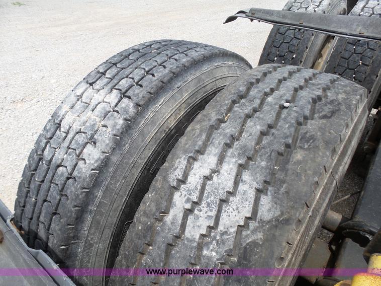 image for item K5387 2003 Volvo VNL semi truck