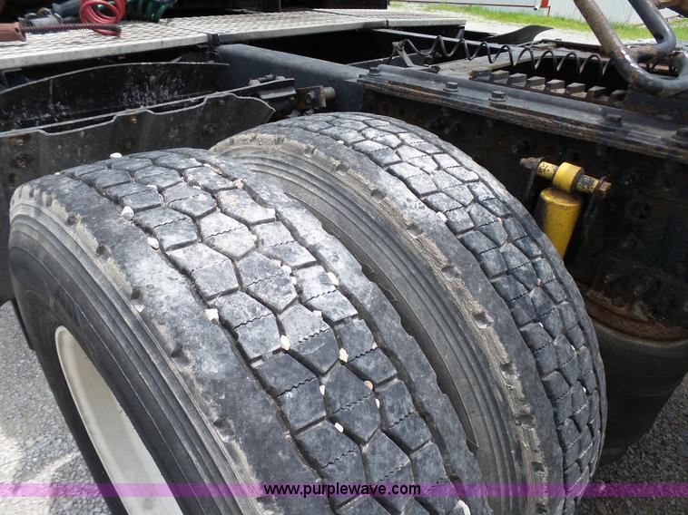 image for item K5387 2003 Volvo VNL semi truck