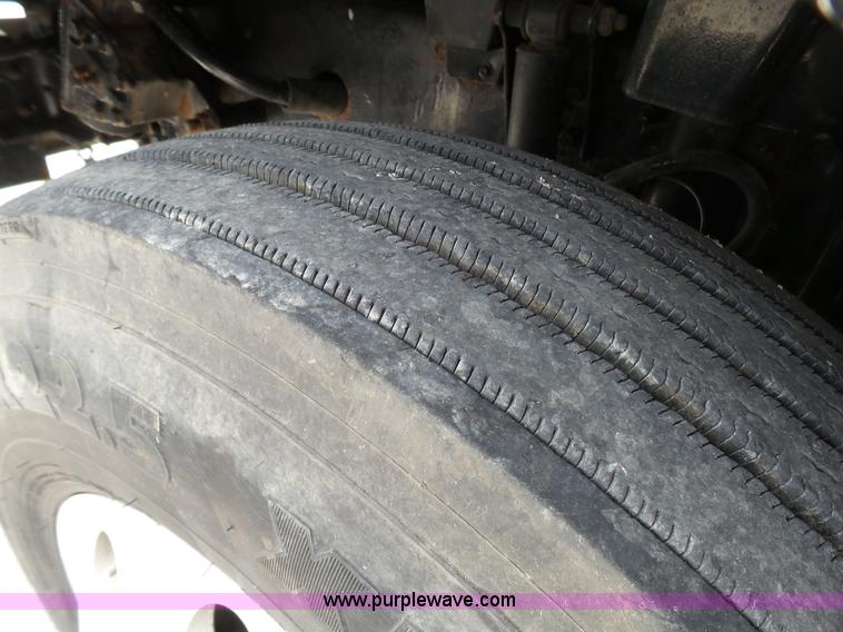 image for item K5387 2003 Volvo VNL semi truck