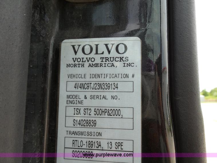 image for item K5387 2003 Volvo VNL semi truck