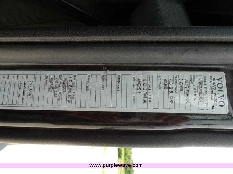 image for item K5387 2003 Volvo VNL semi truck