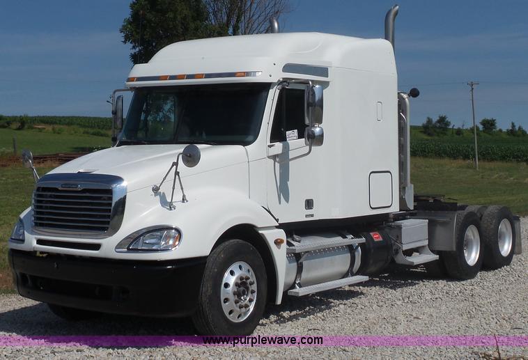 image for item L2877 2005 Freightliner Columbia semi truck