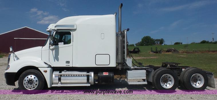 image for item L2877 2005 Freightliner Columbia semi truck