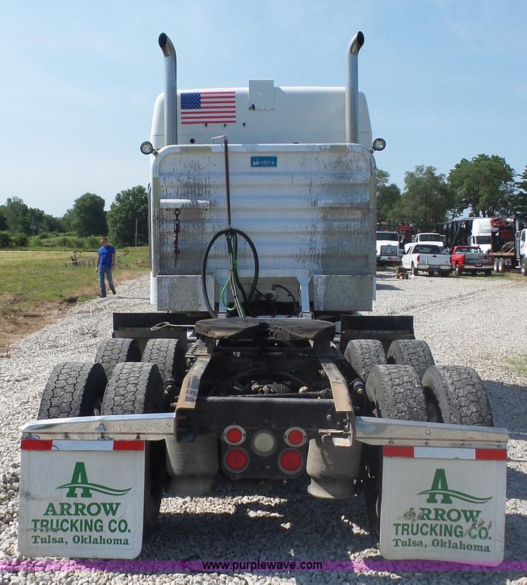 image for item L2877 2005 Freightliner Columbia semi truck