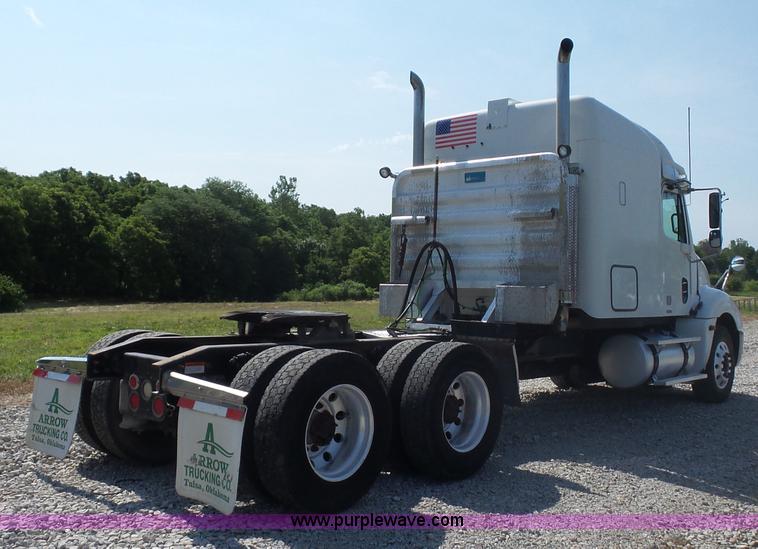 image for item L2877 2005 Freightliner Columbia semi truck