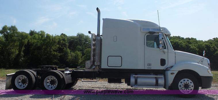 image for item L2877 2005 Freightliner Columbia semi truck