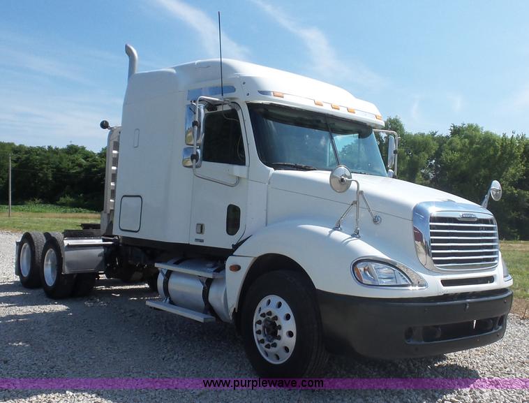 image for item L2877 2005 Freightliner Columbia semi truck
